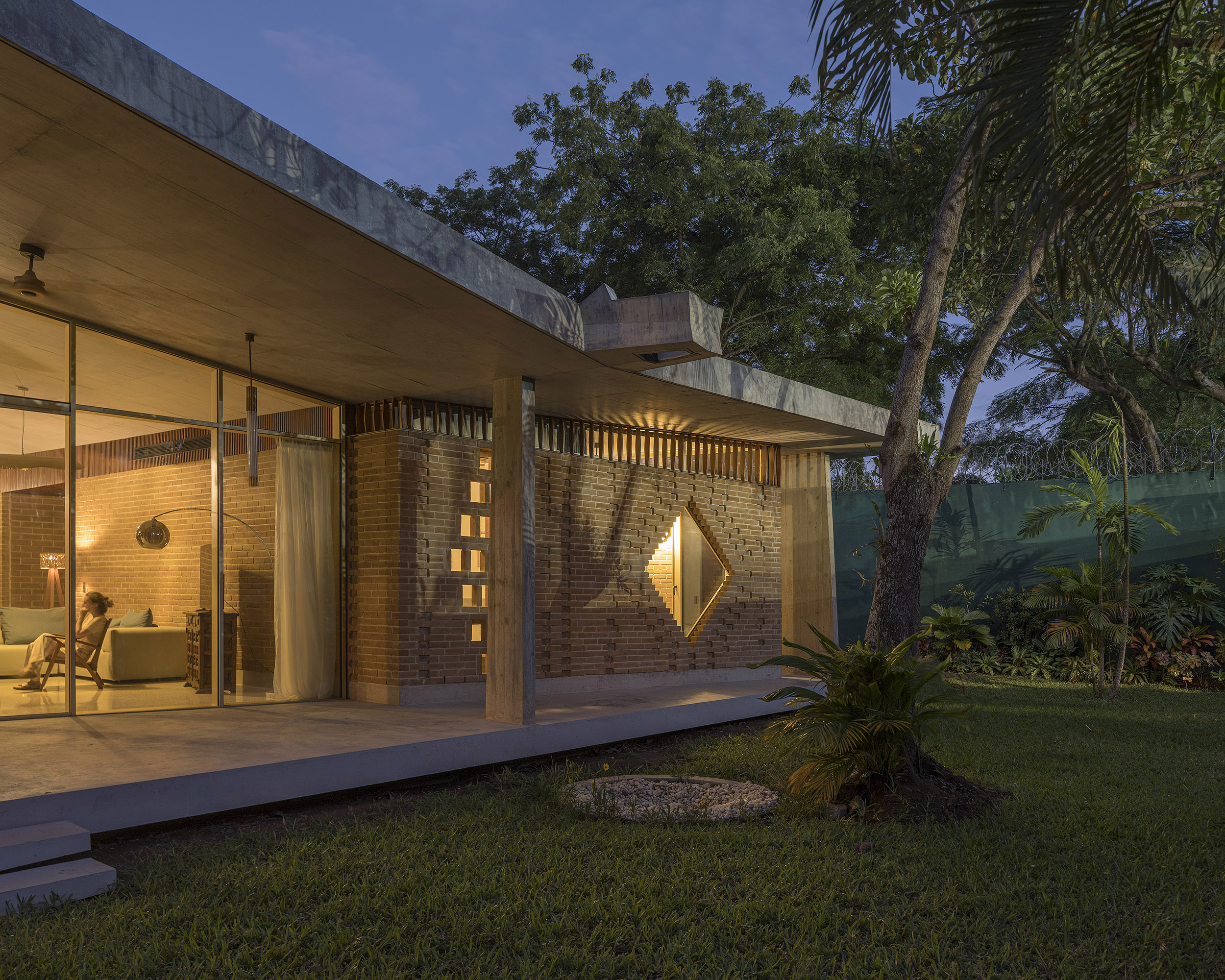 LOCAL_ABIDJAN_CROCODILE_LD_1